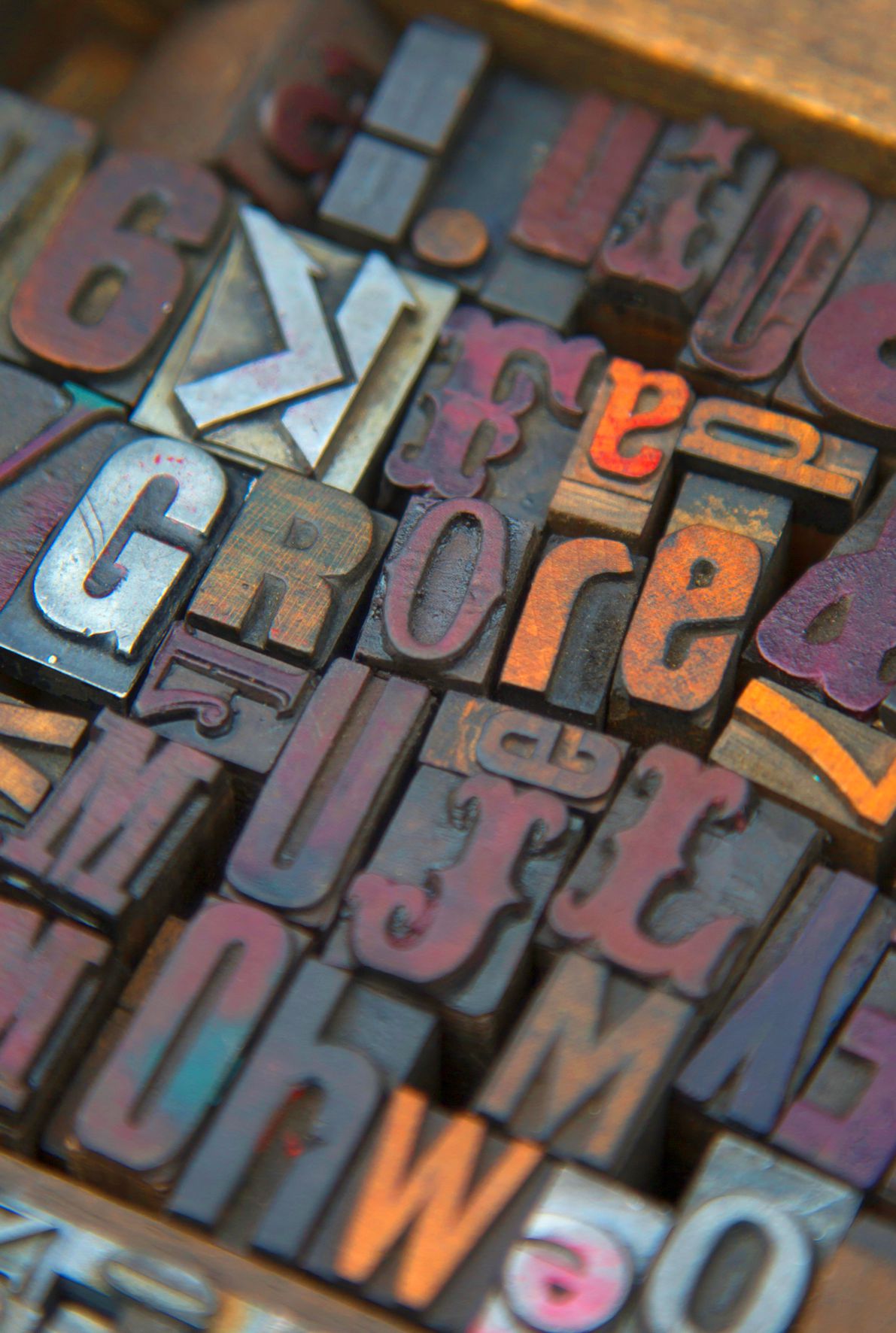 Ein Bild mit bunt eingefärbten Holzlettern