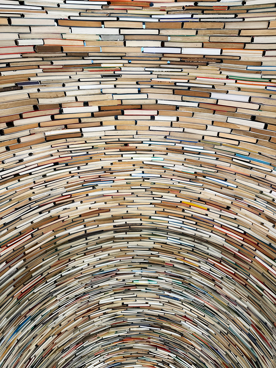 Bild von einem aufragenden Tunnel aus tausenden von Büchern
